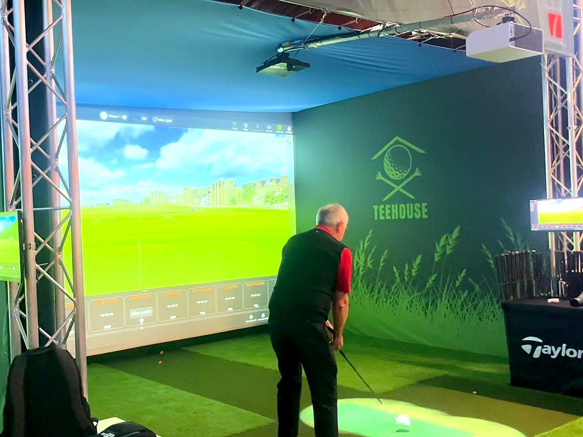 Golfer am Abschlag im TEE HOUSE