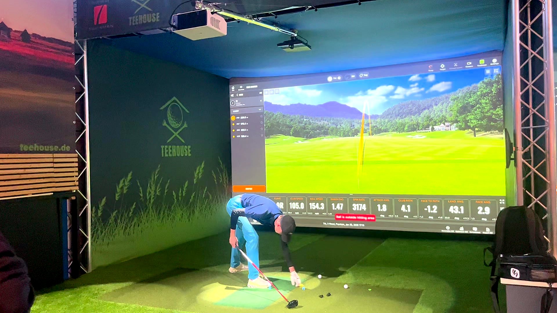 Spieler in einer TEE HOUSE Bay mit Trackman iO
